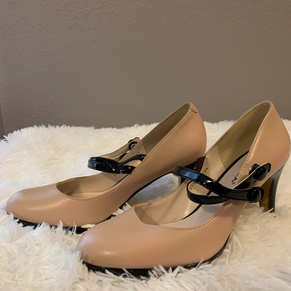 Tan heels - Picture 3 of 4